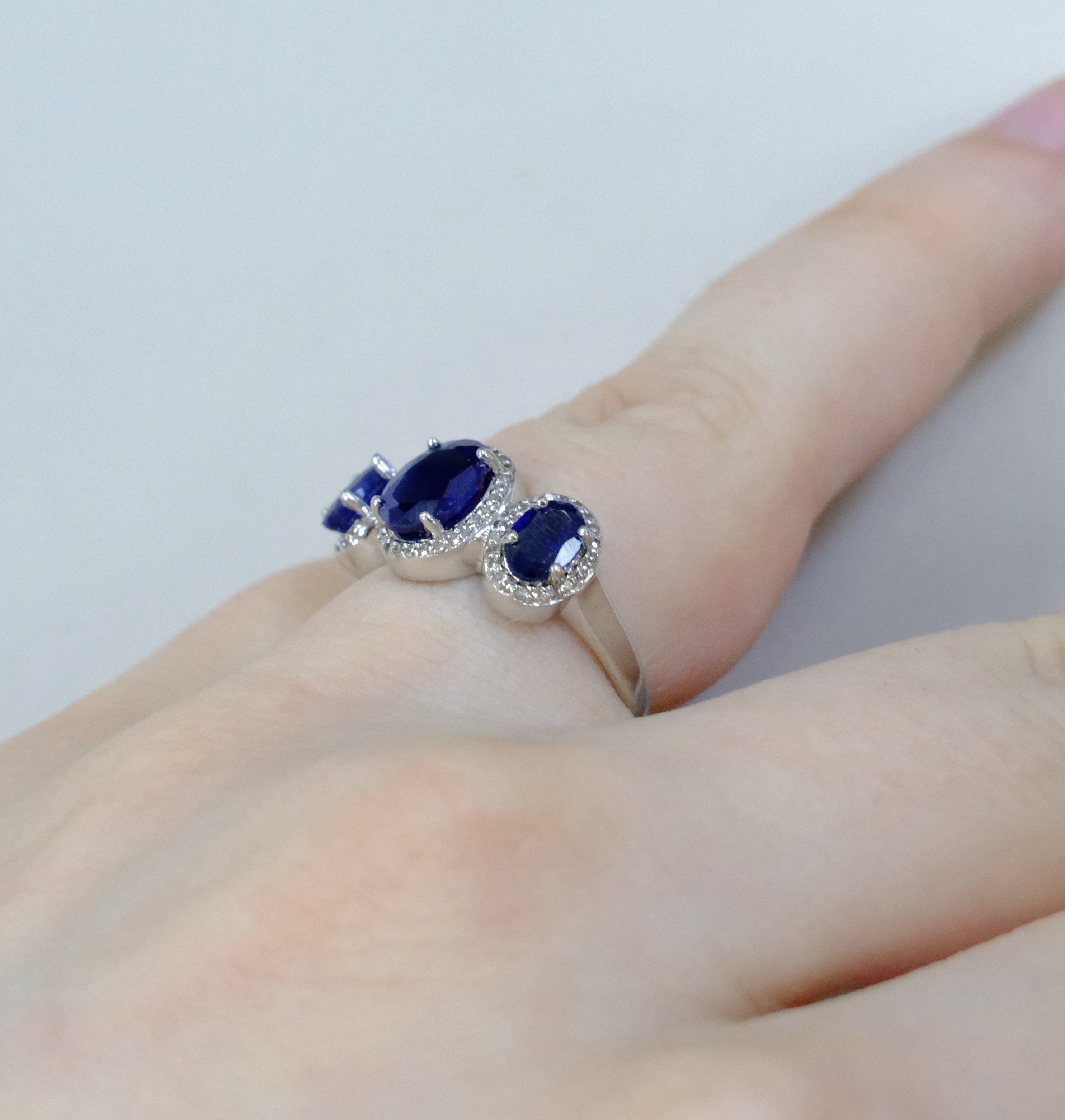 Серебряное кольцо с сапфирами